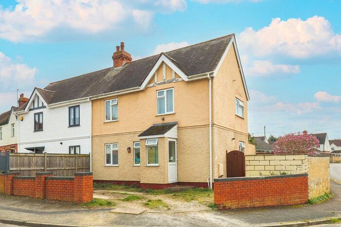 3 Bedroom Semi-Detached House For Sale In Bibsworth Avenue, Broadway, Worcestershire, WR12