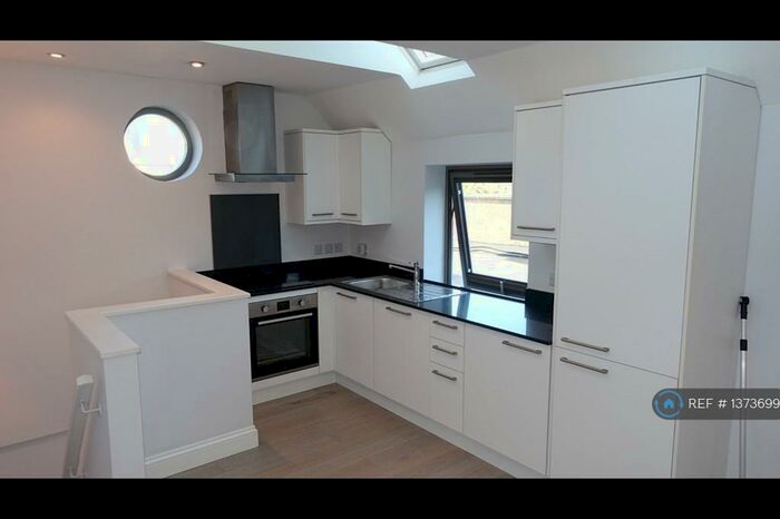 1 Bedroom Flat To Rent In Queens Road, Weybridge, KT13