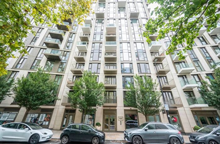 3 Bedroom Flat To Rent In Admiralty House, Vaughan Way, E1W