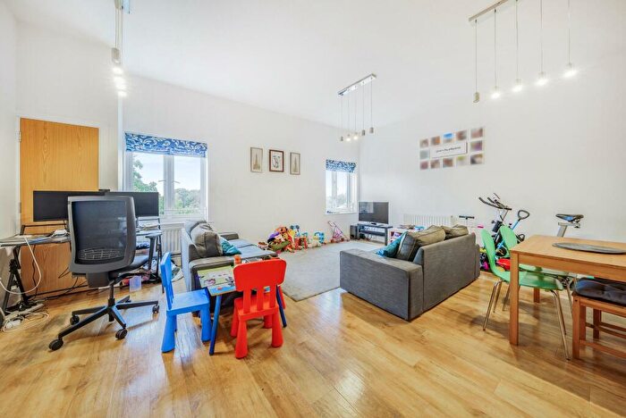 2 Bedroom Flat To Rent In Burghley Court, Maidenhead, SL6