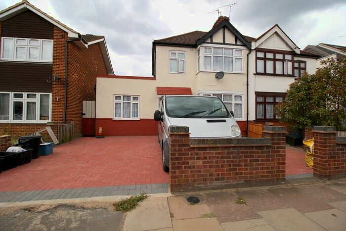 5 Bedroom Terraced House To Rent In Bedroom House, Craven Gardens, Ilford, Greater London, IG6