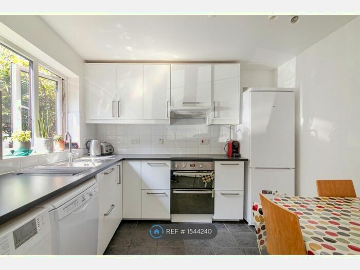 3 Bedroom Terraced House To Rent In Roding Mews, London, E1W