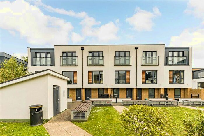 3 Bedroom Property To Rent In Fallow Place, Teddington, TW11