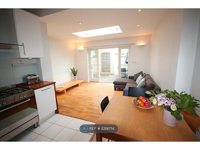 2 Bedroom Flat To Rent In Weston Road, London, W4