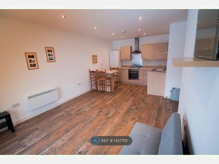 2 Bedroom Flat To Rent In Houseman Crescent, Manchester, M20