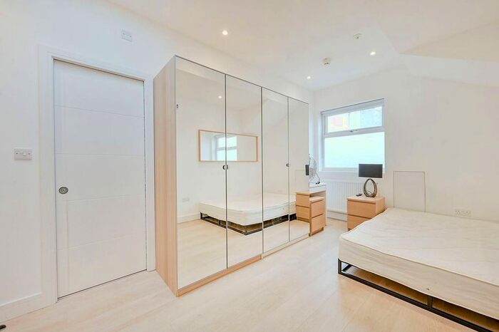 Studio To Rent In Oakley Avenue, Ealing, London, W5