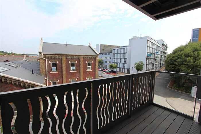 2 Bedroom Apartment To Rent In Lang Court, Smithfield Square, Hornsey, N8