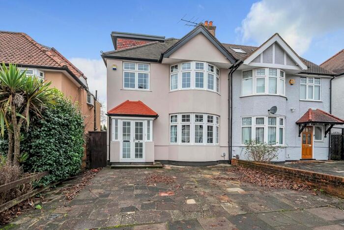 4 Bedroom Semi-Detached House To Rent In Edgware, Harrow, HA8