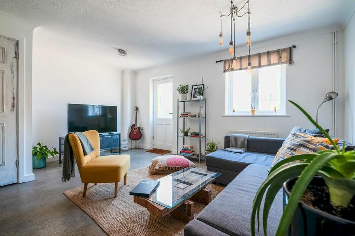 3 Bedroom Town House To Rent In Durward Street, London, E1