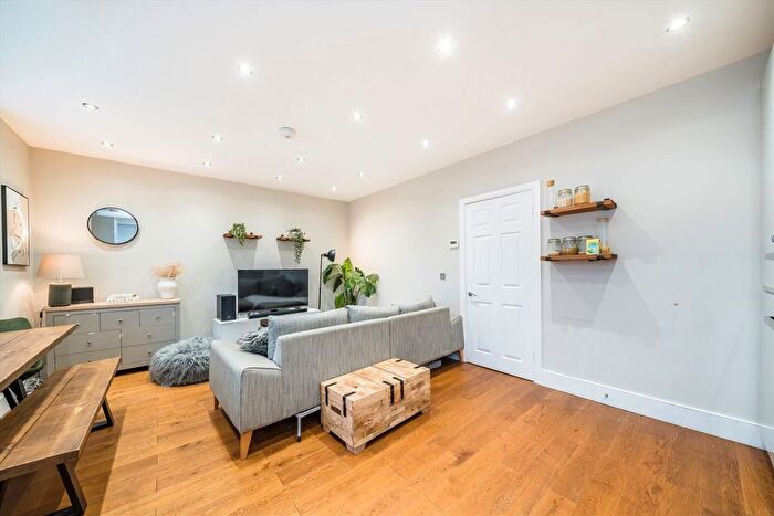 3 Bedroom Flat To Rent In Ribblesdale Road, London, SW16