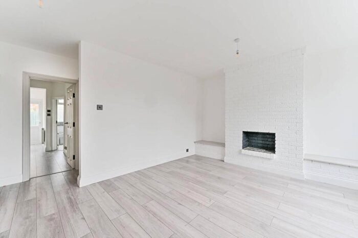 1 Bedroom Flat To Rent In Robinhood Lane, Mitcham, CR4