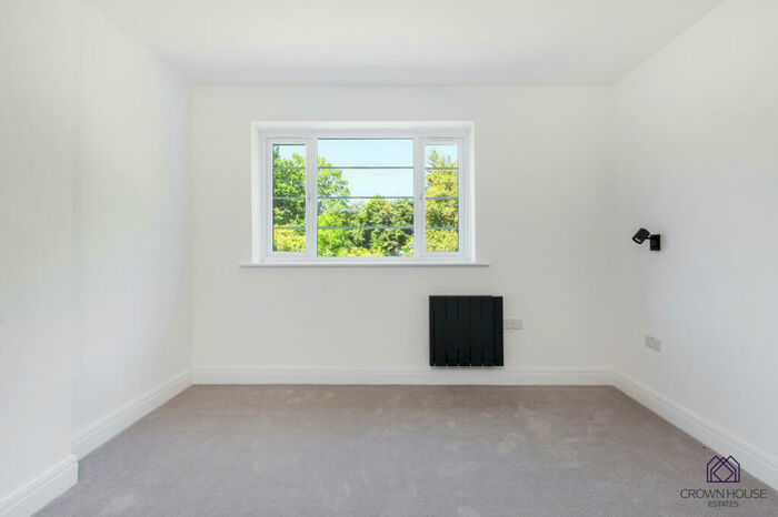 3 Bedroom Flat To Rent In Edgware Court, Edgware, Greater London, HA8