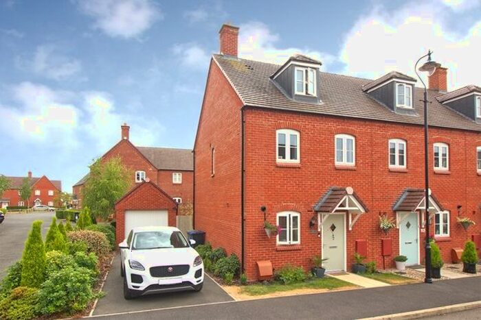 3 Bedroom Town House To Rent In Blackhorse Drive, Old Stratford, Milton Keynes, MK19