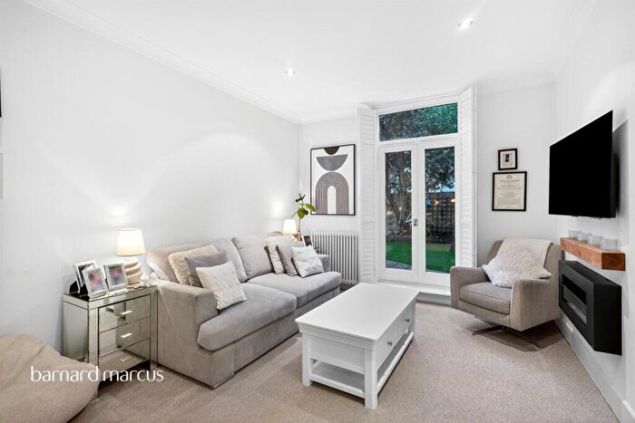 3 Bedroom Flat For Sale In Bowden Street, London, SE11