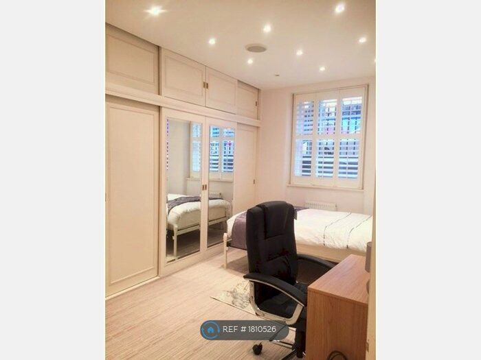 3 Bedroom Flat To Rent In Sandwich House, London, WC1H