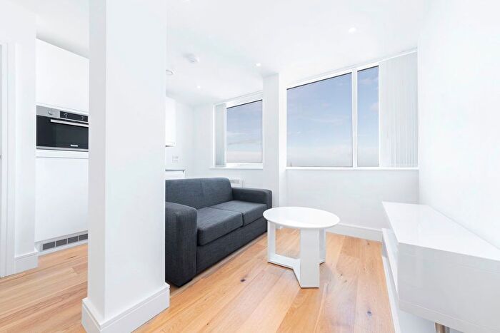 Studio To Rent In High Street, Slough, SL1