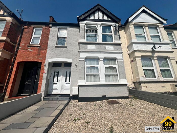 3 Bedroom Flat To Rent In Vaughan Road, Harrow, Middlesex, HA1