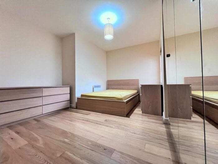 2 Bedroom Flat To Rent In Solomons Court, High Road London, Finchley, London, N12