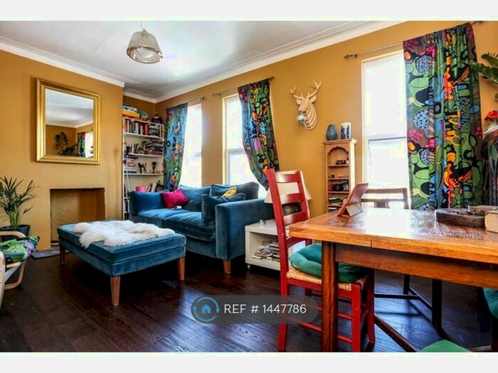 2 Bedroom Maisonette To Rent In Theydon St, London, E17