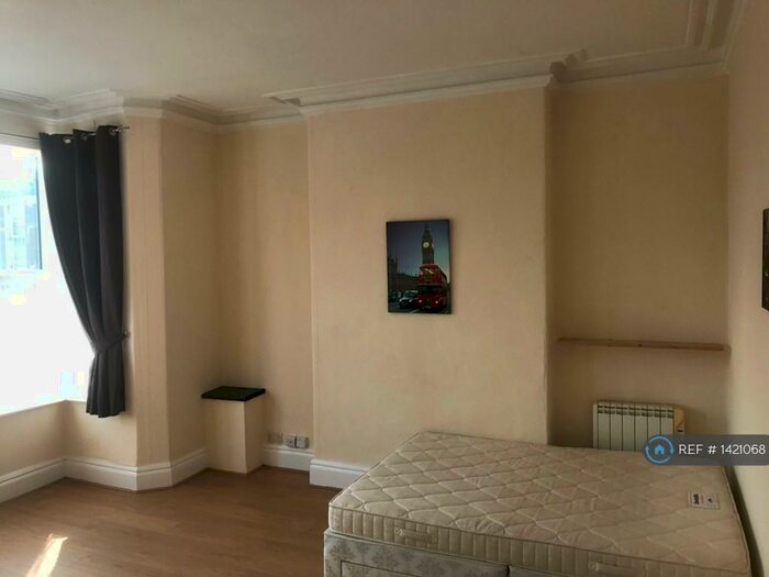 Studio To Rent In East Parade, Harrogate, HG1