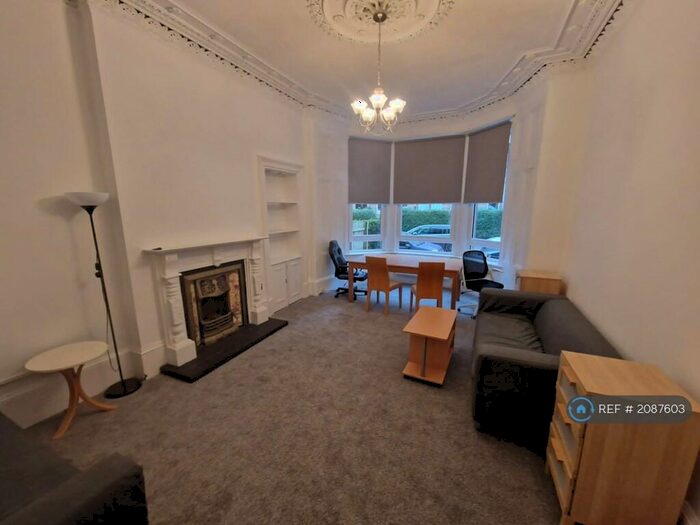 3 Bedroom Flat To Rent In Cumbernauld Road, Glasgow, G31
