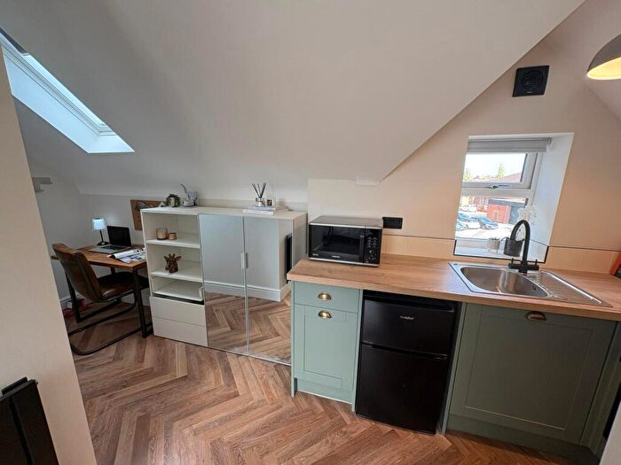 1 Bedroom Flat To Rent In U Raddlebarn Road, Selly Oak, West Midlands, B29