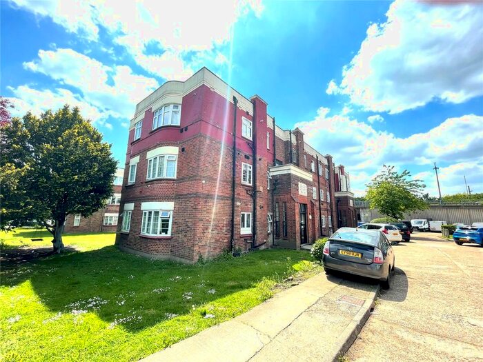 2 Bedroom Flat To Rent In Watford Way, Mill Hill, NW7
