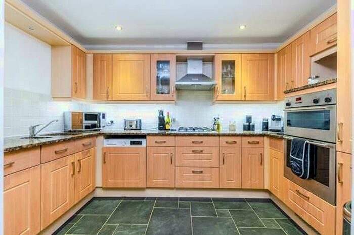 2 Bedroom Apartment To Rent In *Zero Deposit Option* Oakhurst Court, Hayes Lane, CR8