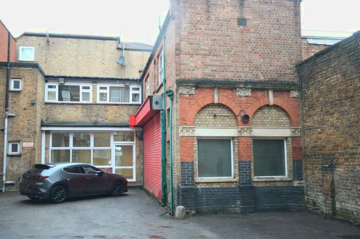 Flat To Rent In High Road, London, N12