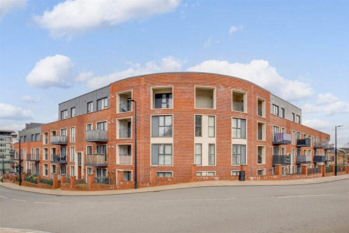 1 Bedroom Apartment For Sale In Suffield Hill, High Wycombe, HP11