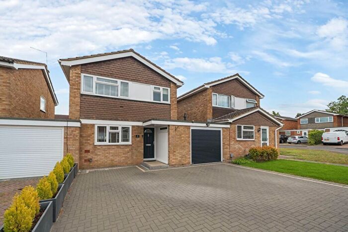 3 Bedroom Link Detached House For Sale In The Coppens, Stotfold, SG5