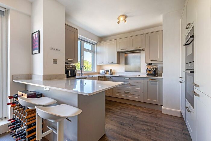 2 Bedroom Flat To Rent In Briar Walk, Putney, London, SW15
