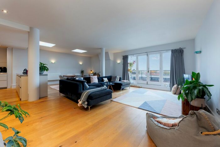 2 Bedroom Flat To Rent In Wapping Wall, London, E1W