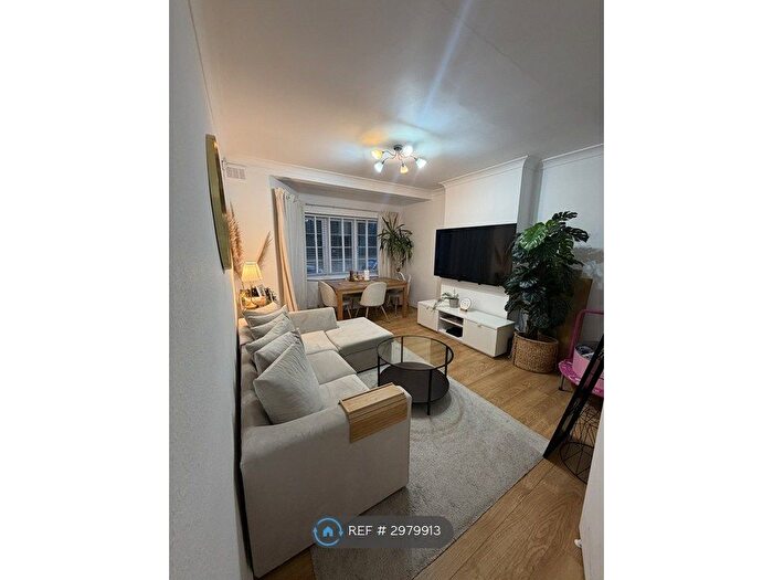 2 Bedroom Flat To Rent In Deacons Hill Road, Elstree, Borehamwood, WD6