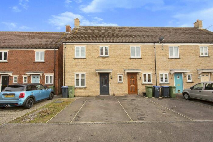 3 Bedroom Semi-Detached House To Rent In Linnet Road, Calne, SN11