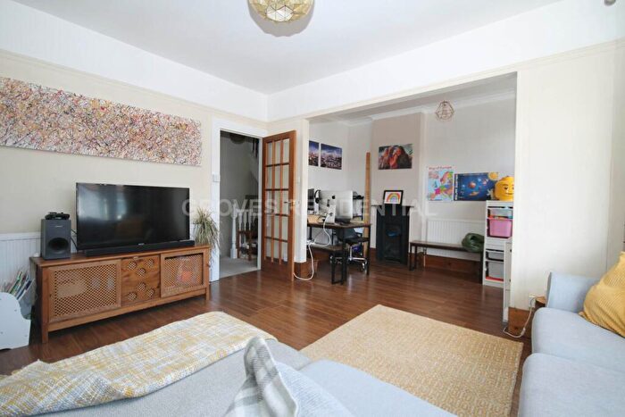 2 Bedroom Flat For Sale In Claremont Avenue, New Malden, KT3