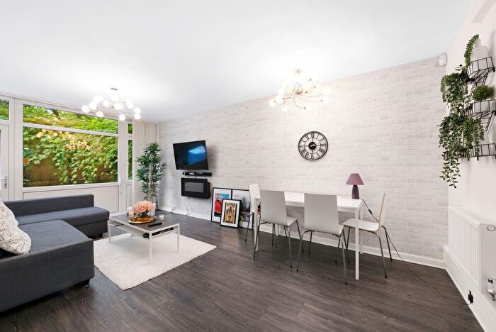 2 Bedroom Maisonette To Rent In Fenner Square, SW11