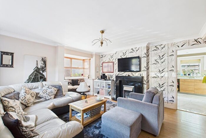 4 Bedroom Detached House For Sale In Lovent Drive, Leighton Buzzard, LU7