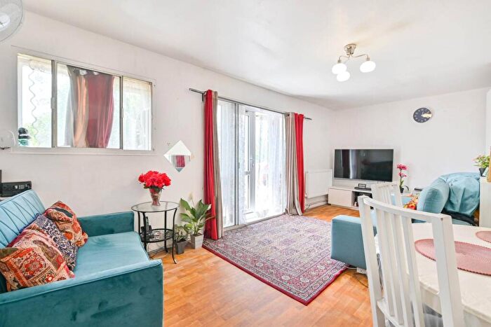 3 Bedroom Flat To Rent In Press Road, Neasden, London, NW10