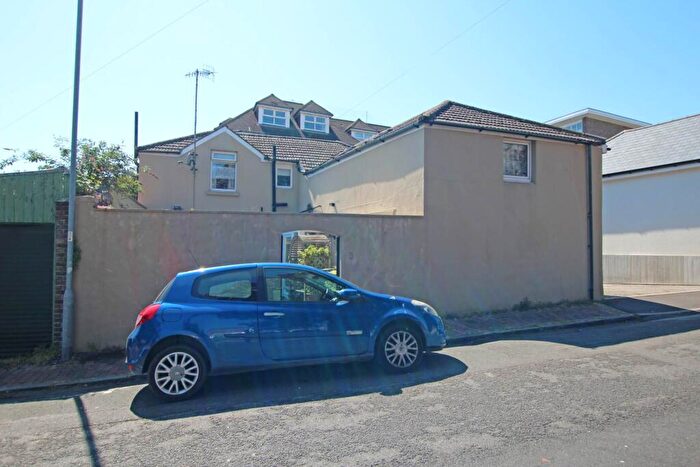 3 Bedroom Detached House For Sale In Selwyn Road, Eastbourne, BN21