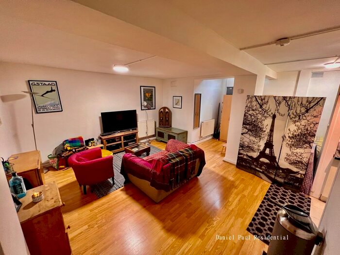 Studio To Rent In Thornbury Road, Isleworth, TW7