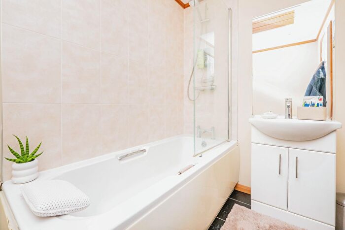 2 Bedroom Bungalow For Sale In Riverside Park, Upper Beeding, West Sussex, BN44