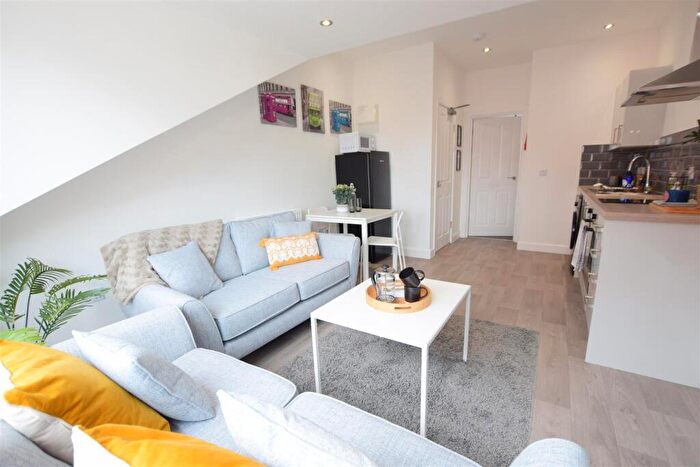 1 Bedroom Flat To Rent In High Street - Student Apartment - /, LN5