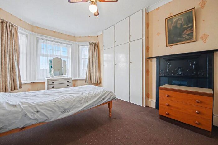 3 Bedroom Semi Detached House For Sale In Ash Tree Road, Bitterne Park, SO18