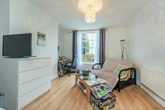 Flat To Rent In Lower Richmond Road, Mortlake, SW14