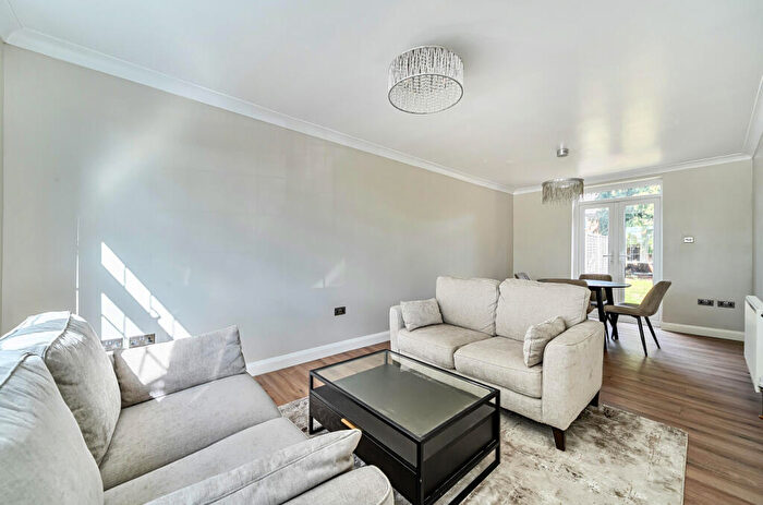 3 Bedroom End Of Terrace House For Sale In Chilwick Road, Slough, Berkshire, SL2