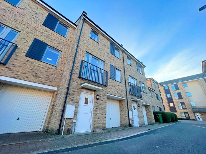 4 Bedroom House To Rent In Gladeside, Cambridge, Cambs, CB4