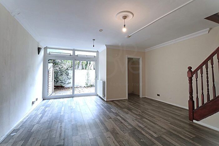 4 Bedroom Maisonette To Rent In Victoria Rise, London, SW4