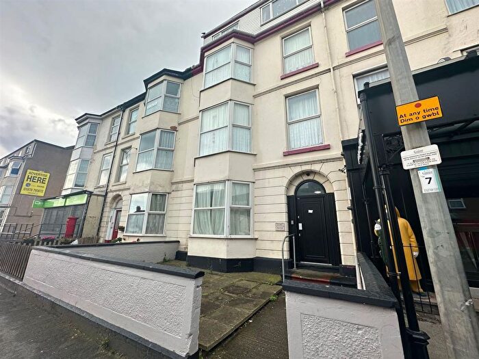 1 Bedroom Flat To Rent In Marine Road, Pensarn, LL22