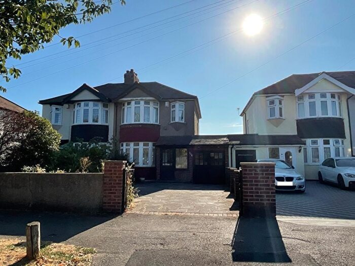 3 Bedroom Semi-Detached House For Sale In Wennington Road, Rainham, RM13